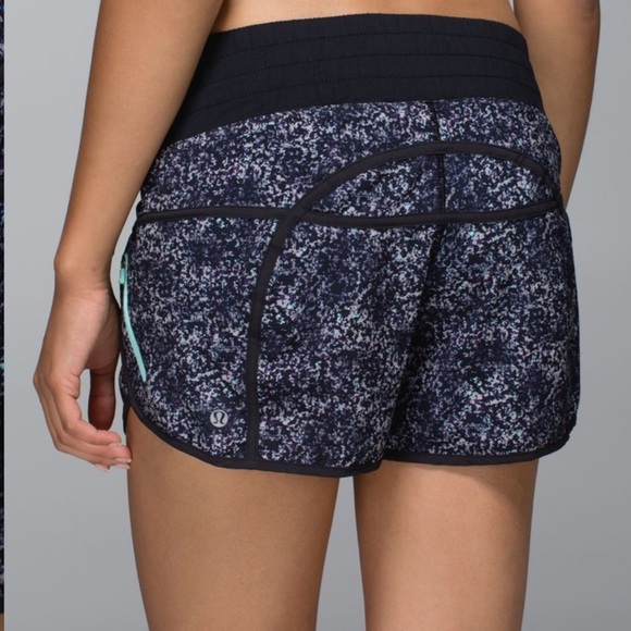 Lululemon Tracker Short II *4-way Stretch
Rocky Road Sand Dune Toothpaste/ Black - Picture 7 of 7